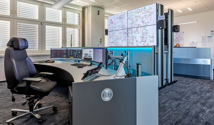 Leitwarte der Städtischen Werke Magdeburg mit Großbildtechnik und modernen Arbeitsplätzen
